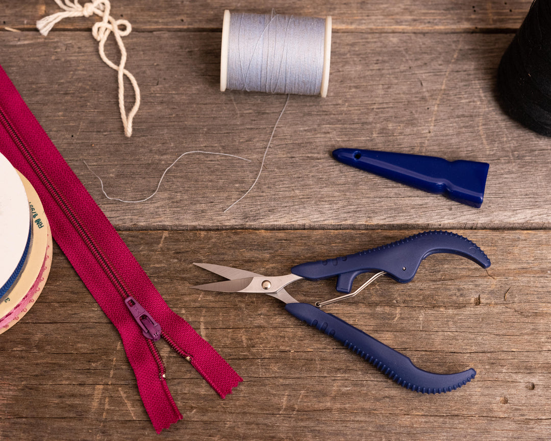 Heritage Cutlery VP51 5'' Spring Loaded Embroidery Nipper / Curved Blades