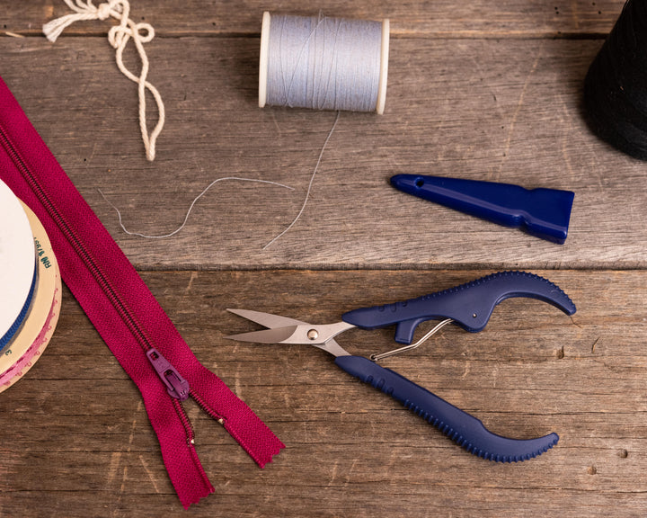 Heritage Cutlery VP51 5'' Spring Loaded Embroidery Nipper / Curved Blades