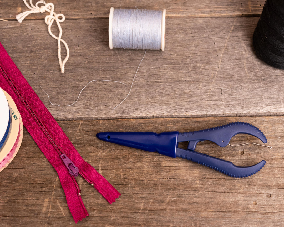 Heritage Cutlery VP51 5'' Spring Loaded Embroidery Nipper / Curved Blades