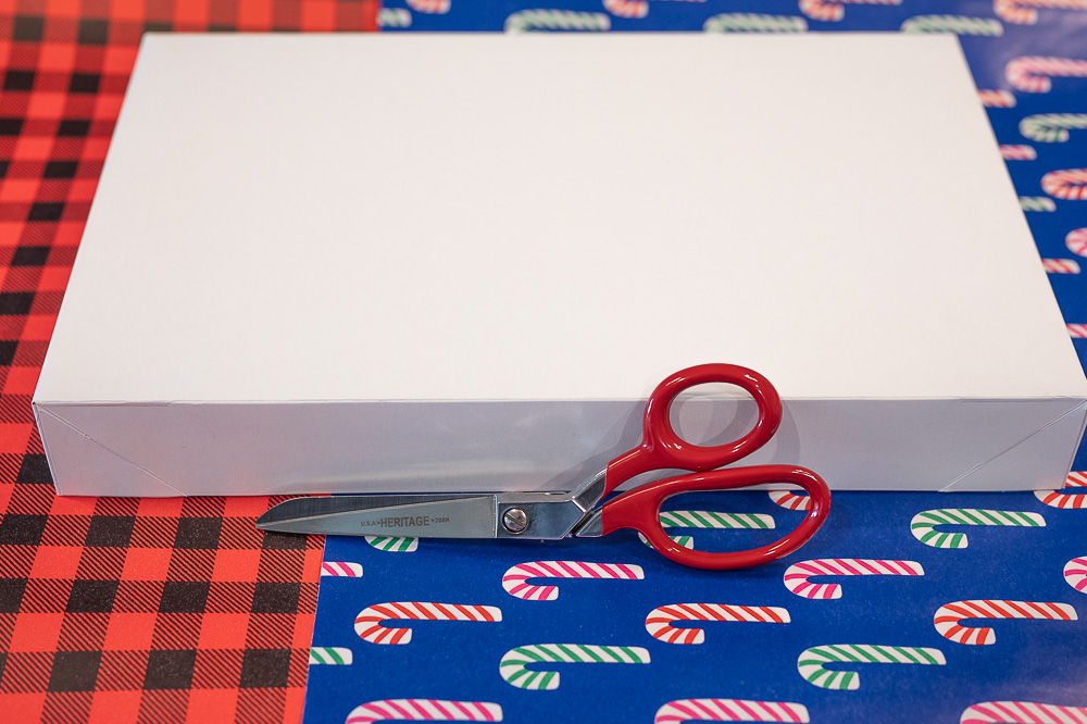 Cutting wrapping paper with scissors, m01229